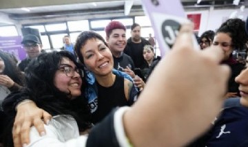 Mayra Mendoza presentó la Ley Ema ante 300 jóvenes y pidió regular la violencia digital en las escuelas